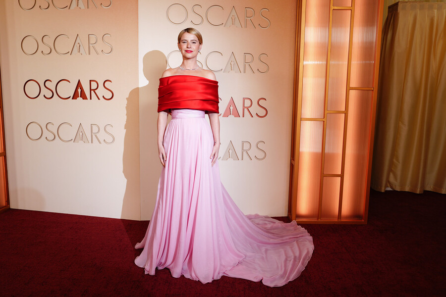Jessie_Buckley_Oscar_beauty_look_4_60f52.jpg