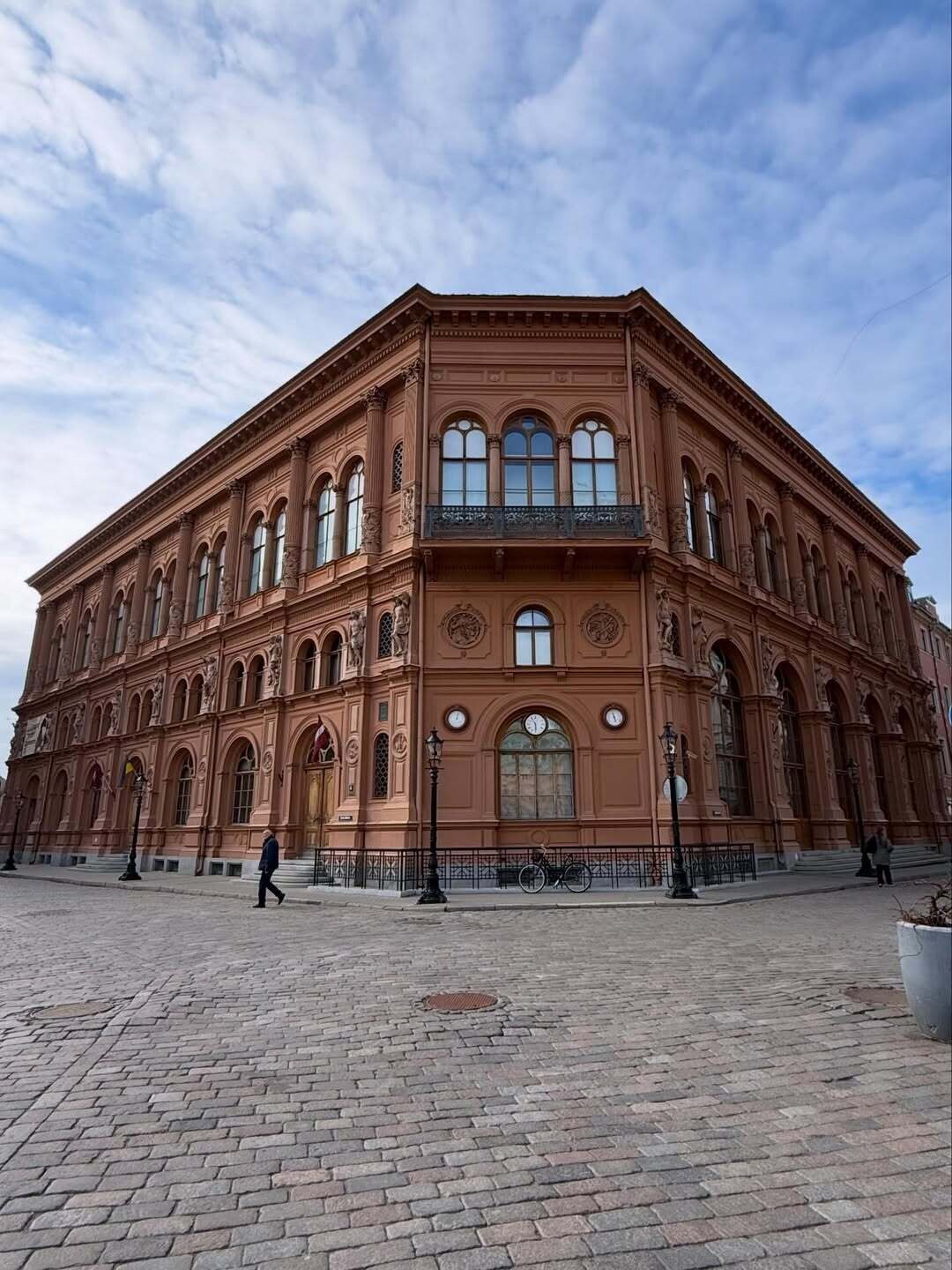 SnapInsta.to 657084670 18578371198037376 2614856096133247256 n 1b478