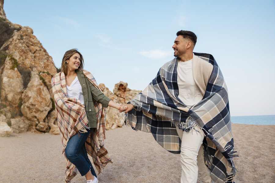 side-view-romantic-couple-with-plaid-blanket_58914.jpg