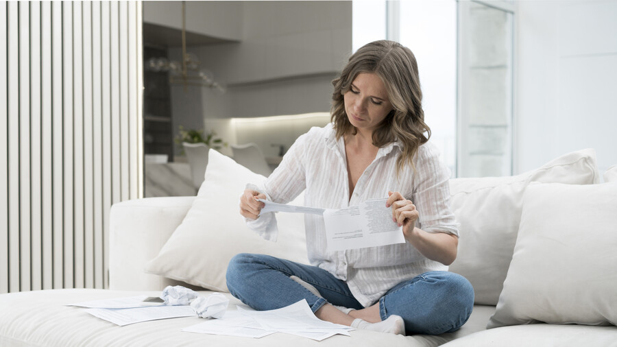 full-shot-woman-reading-papers_664d5.jpg