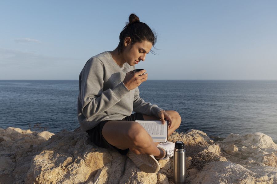 full-shot-man-reading-beach_6ede4.jpg