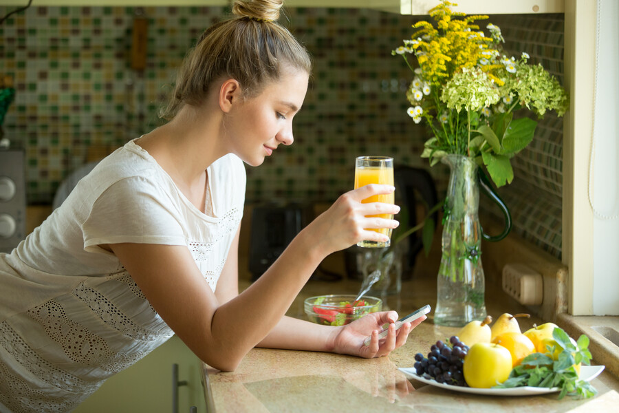 portrait-attractive-woman-with-juice-phone_3a0bb.jpg