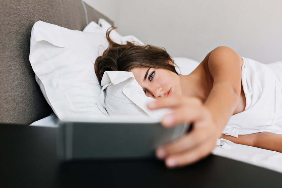 portrait-young-girl-bed-modern-apartment-morning-she-holds-phone-looks-tired_f74e8.jpg