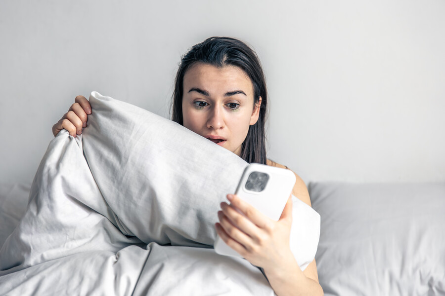 young-woman-bed-with-smartphone-morning_1fd64.jpg