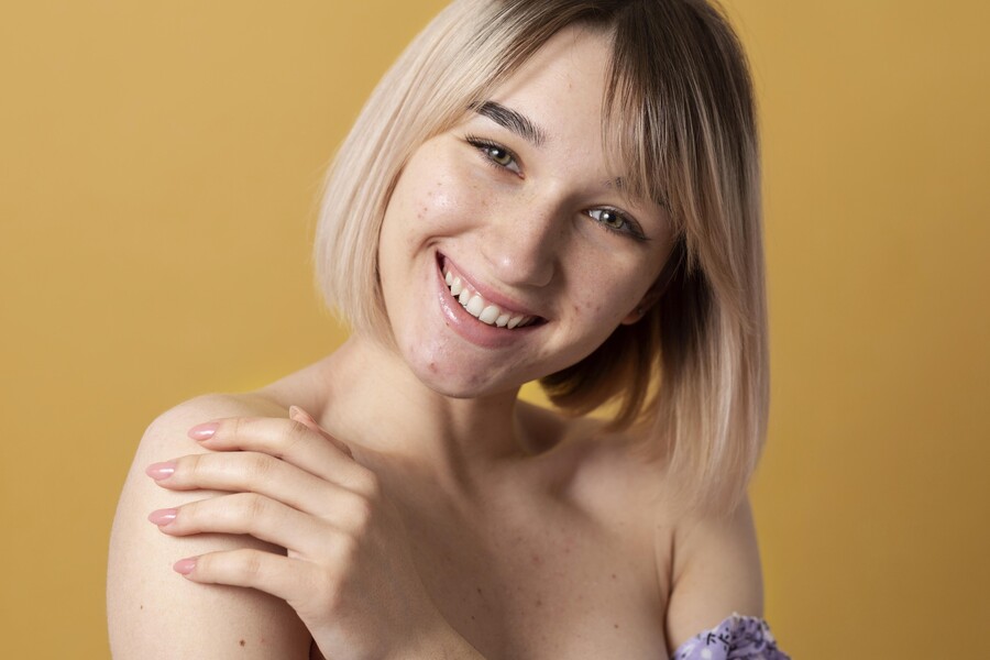 close-up-smiley-model-posing_82378.jpg