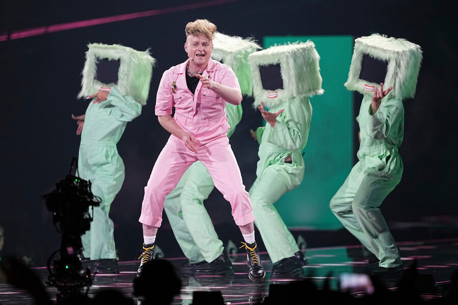 Eurovision_2026_Agglia_look_mum_no_computer_5_b6c5a.jpg