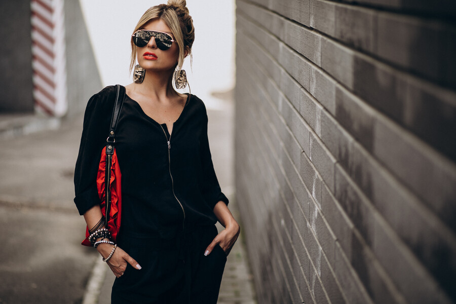 young-happy-woman-model-outside-town_b0fb7.jpg