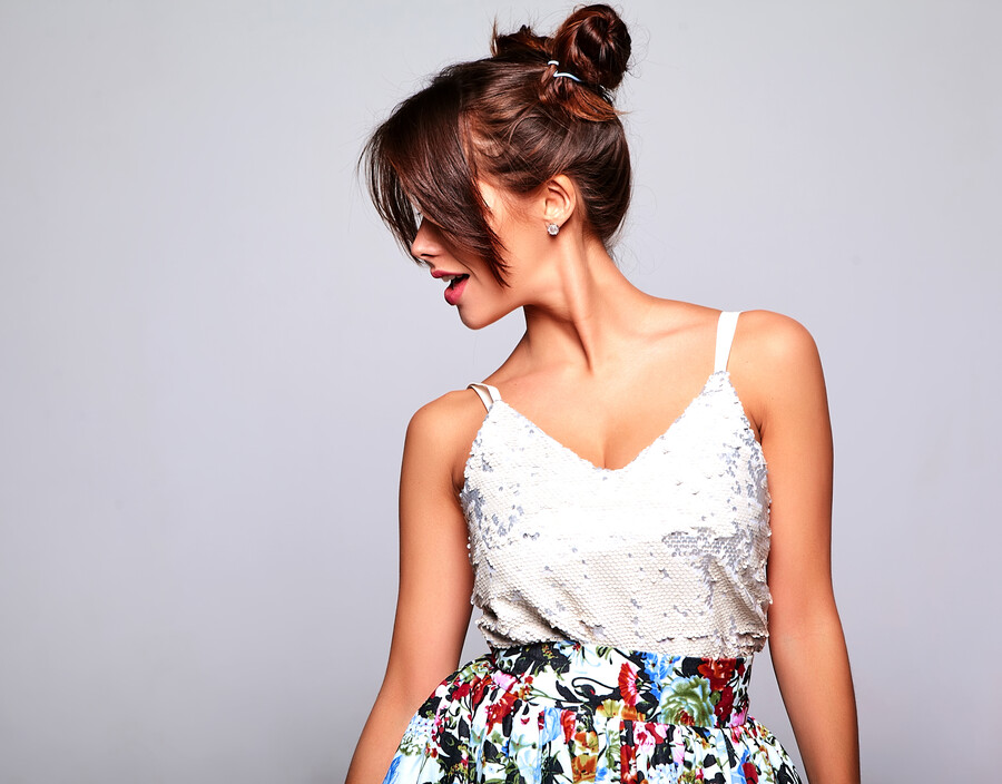 beautiful-cute-brunette-model-casual-summer-clothes-with-no-makeup_f1a57.jpg