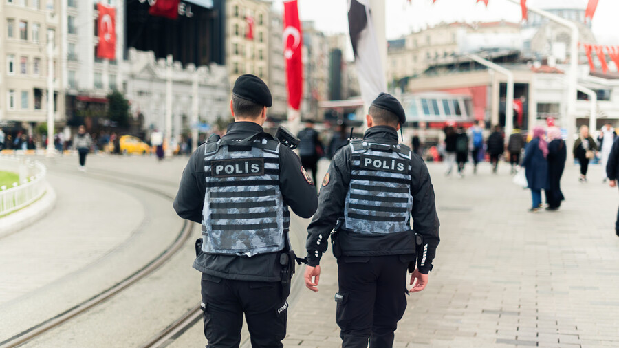 two-policemen-istanbul_07a95.jpg