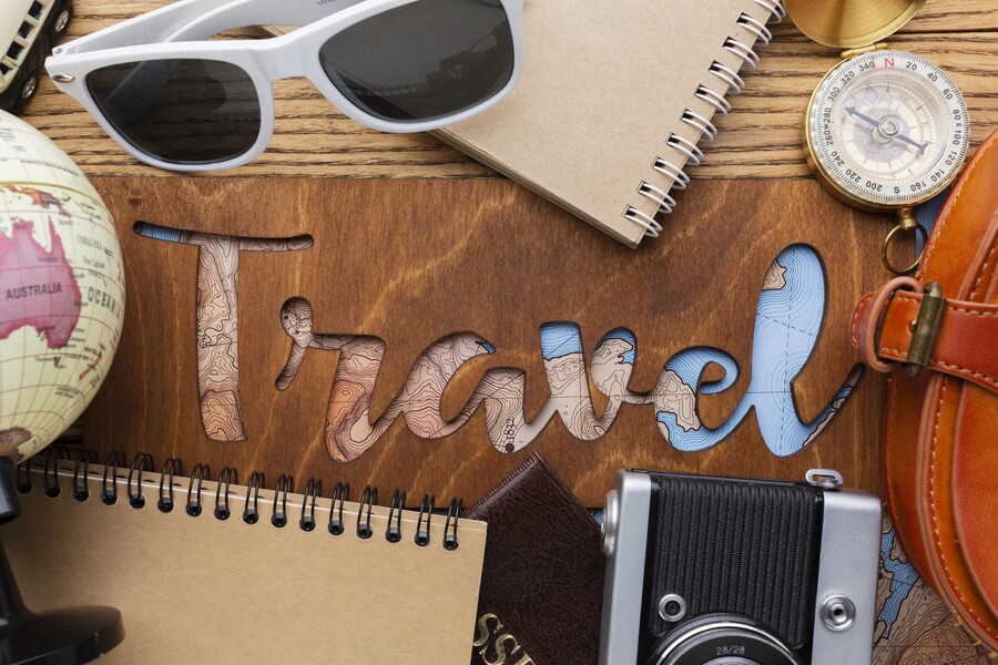 view-traveling-items-wooden-background_81067.jpg