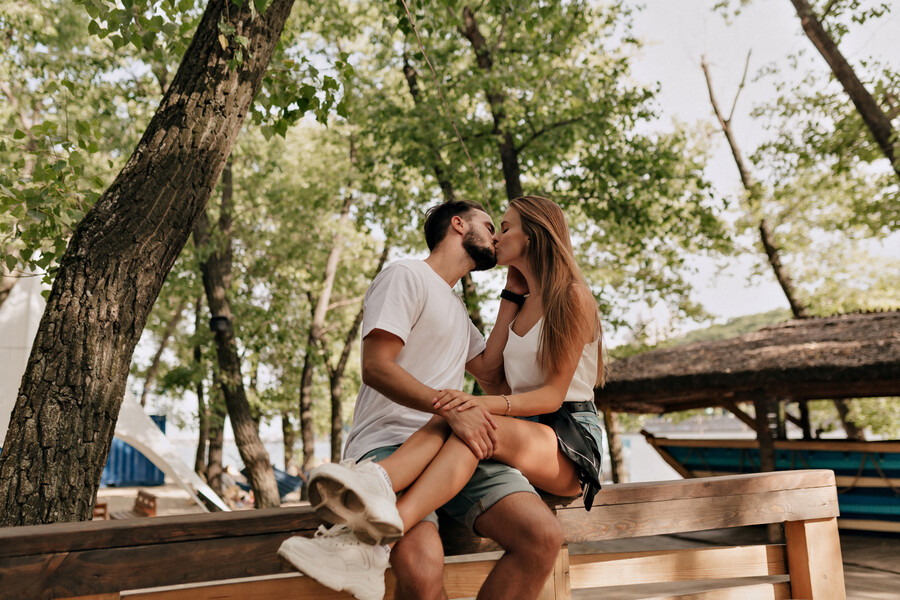 attractive-young-woman-handsome-man-are-kissing-wood-bench_0e91b.jpg