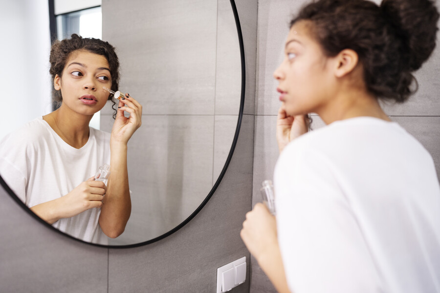medium-shot-woman-applying-serum_85e42.jpg