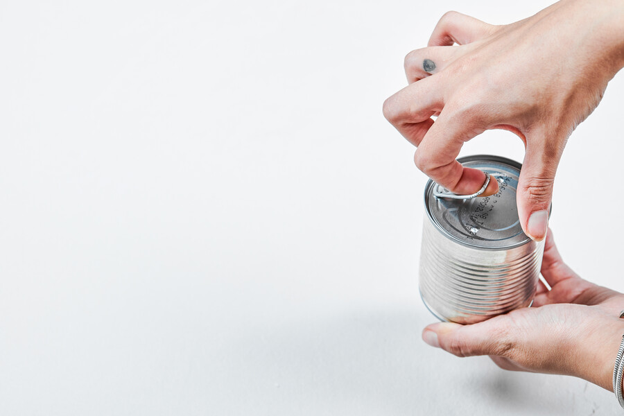 hand-holding-tin-with-boiled-green-peas_49b6b.jpg