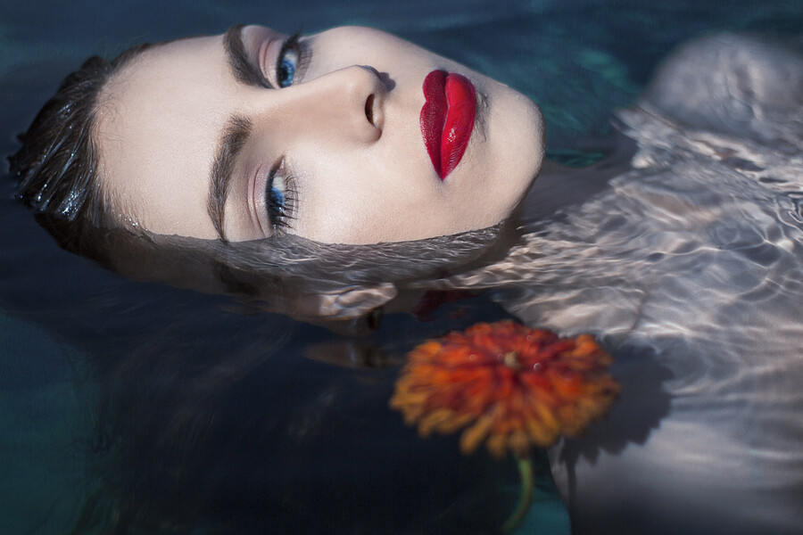 female-fair-haired-model-avantgarde-makeup-with-red-lipstick_0e1cd.jpg