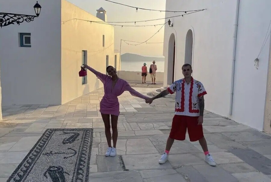 justin-hailey-bieber-greece-instagram_52618.jpeg
