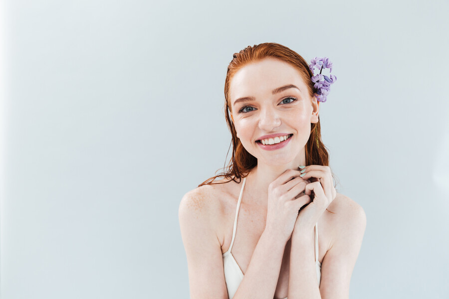 portrait-ginger-woman-with-flower-her-hair_d083e.jpg