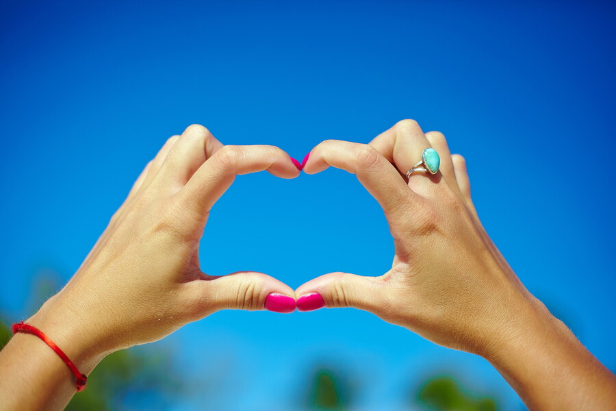 love-air-hands_29004487a4eca7ce.jpg