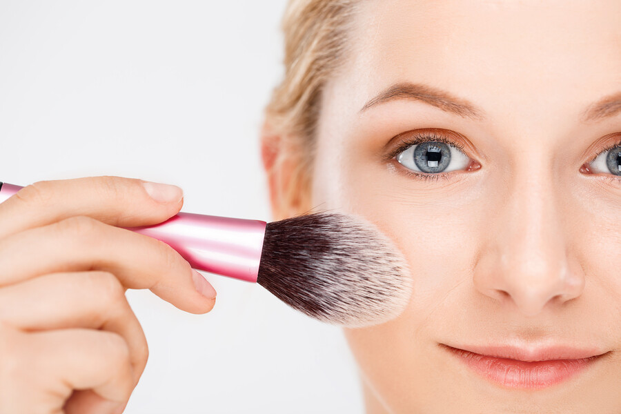 woman-apply-makeup-face-with-brush_a477c2e69494c76f.jpg
