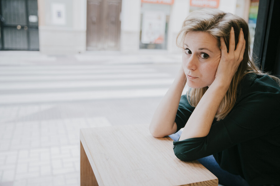 bored-woman-cafe_b1165d16c79bdfb9.jpg