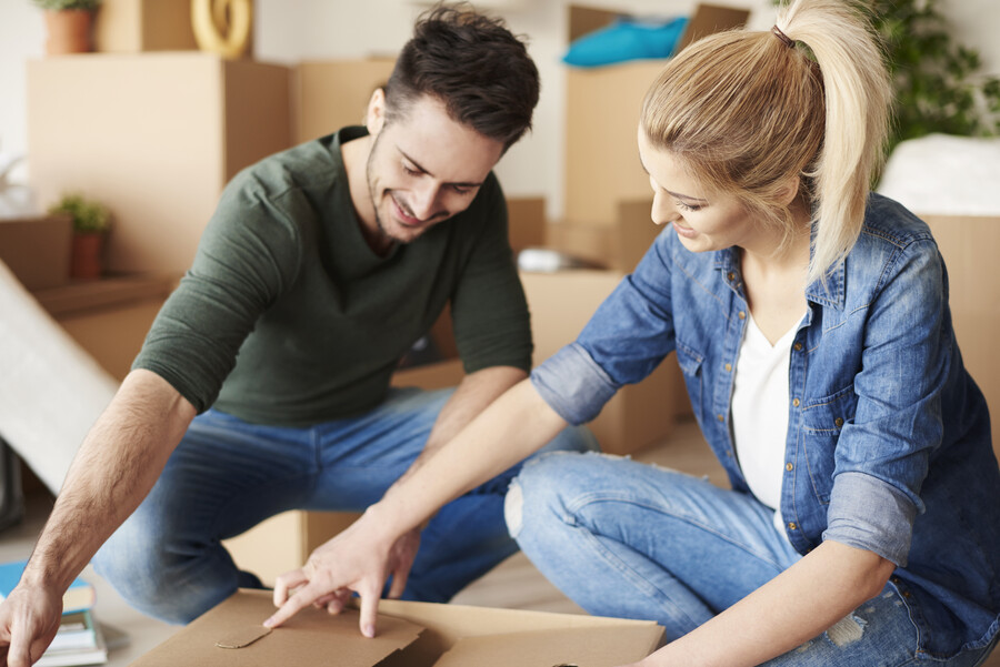 couple-unpacking-cartons-new-home_8966cf8df783cd6a.jpg