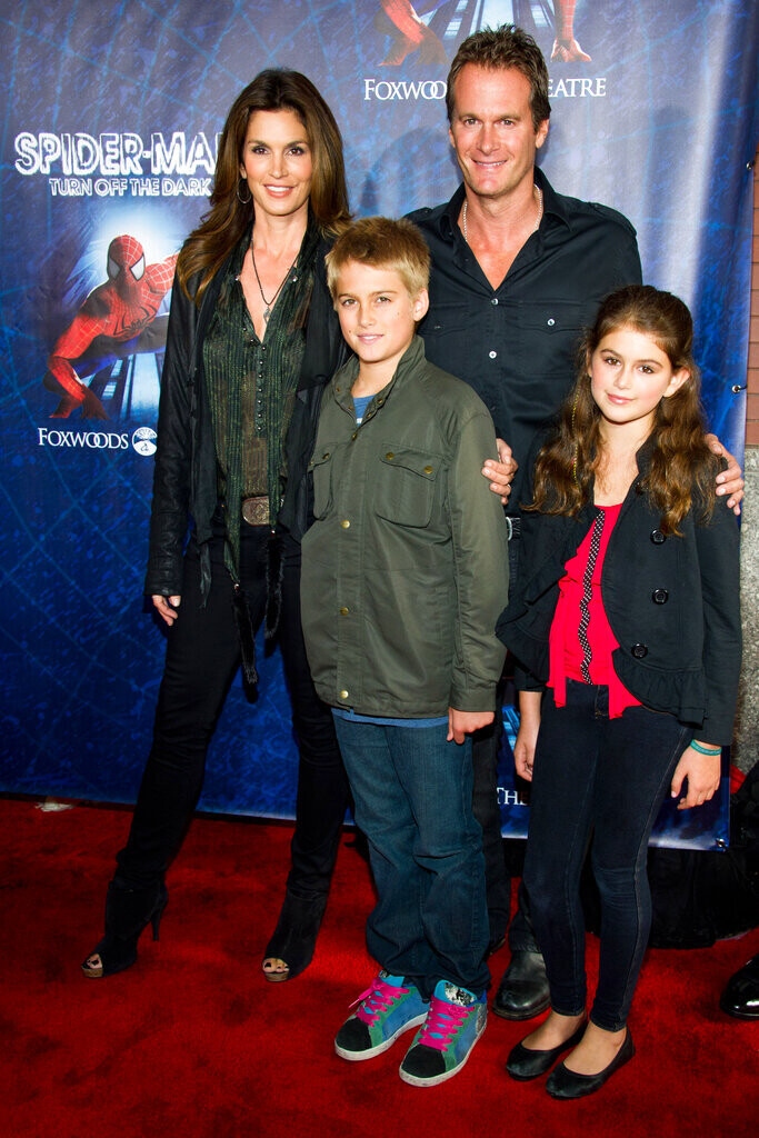 cindy_crawford_presley_gerber_kaia_gerber_5_984bdc202b0e8492.jpg
