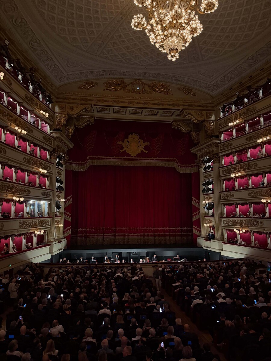 dua_lipa_scala_milano_2_0507b488172fd954.jpg