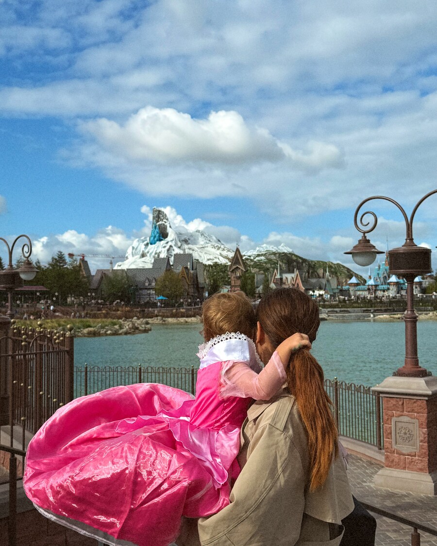 synatsaki_ian_olivia_disneyland_2_b8def326d9d78d41.jpg