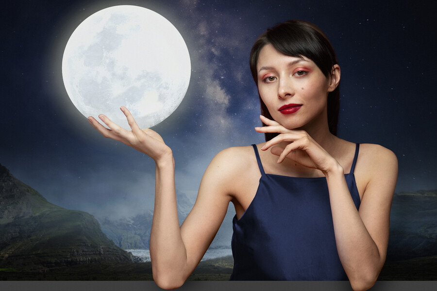 woman-holding-moon_38732026e61232d8.jpg