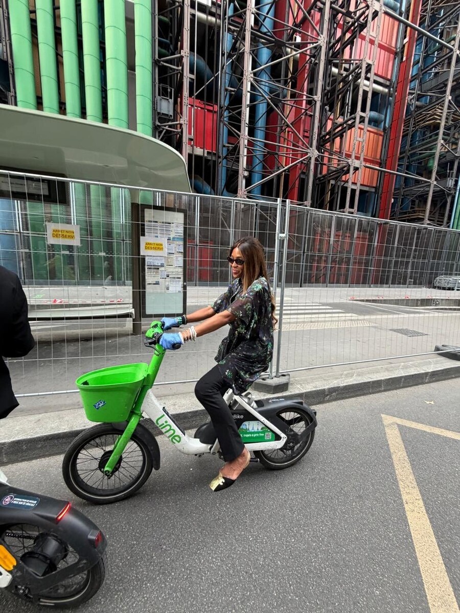naomi_cambell_antisiptiko_podilato_3_88d9b32776d4595a.jpg