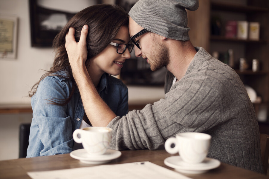 romantic-moments-young-couple_dbfbcfde06ac01b0.jpg