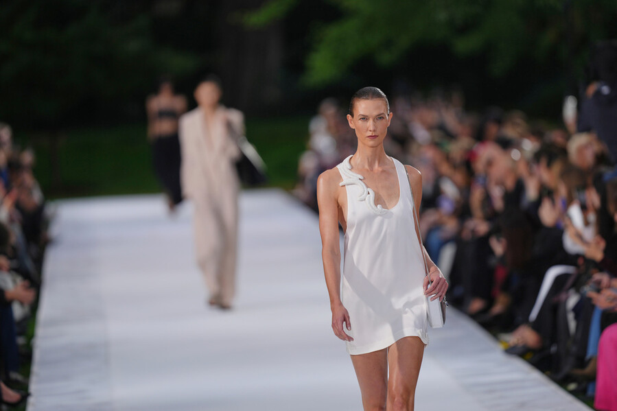 stella_mccartney_show_9_e03a37b1567bbe12.jpg