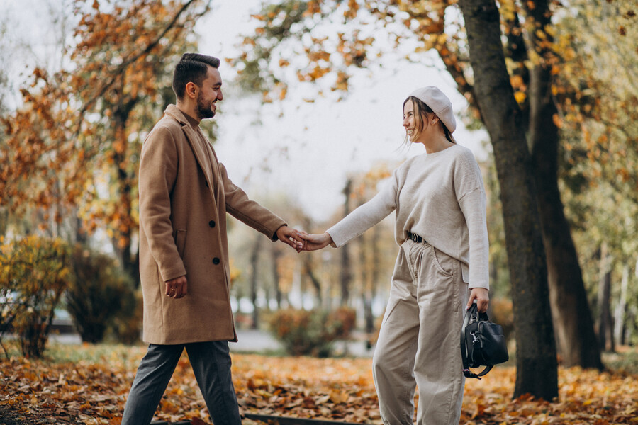 young-couple-together-autumn-park_e3f307c68ae1bf0b.jpg