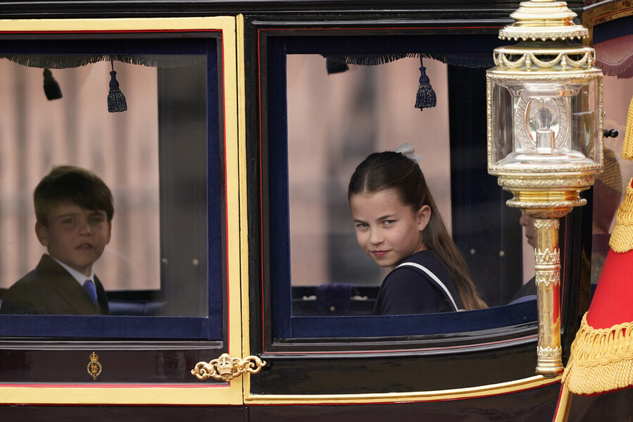 kate_and_charlotte_3_31a91ef55453ffd5.jpg