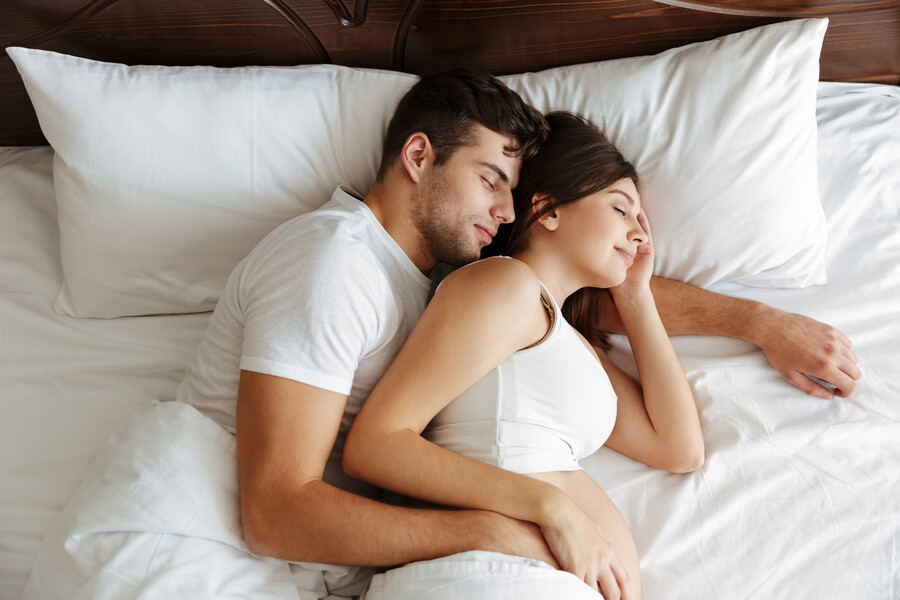 pregnant-woman-sleeping-bed-with-her-husband_0acd16c3468c78de.jpg