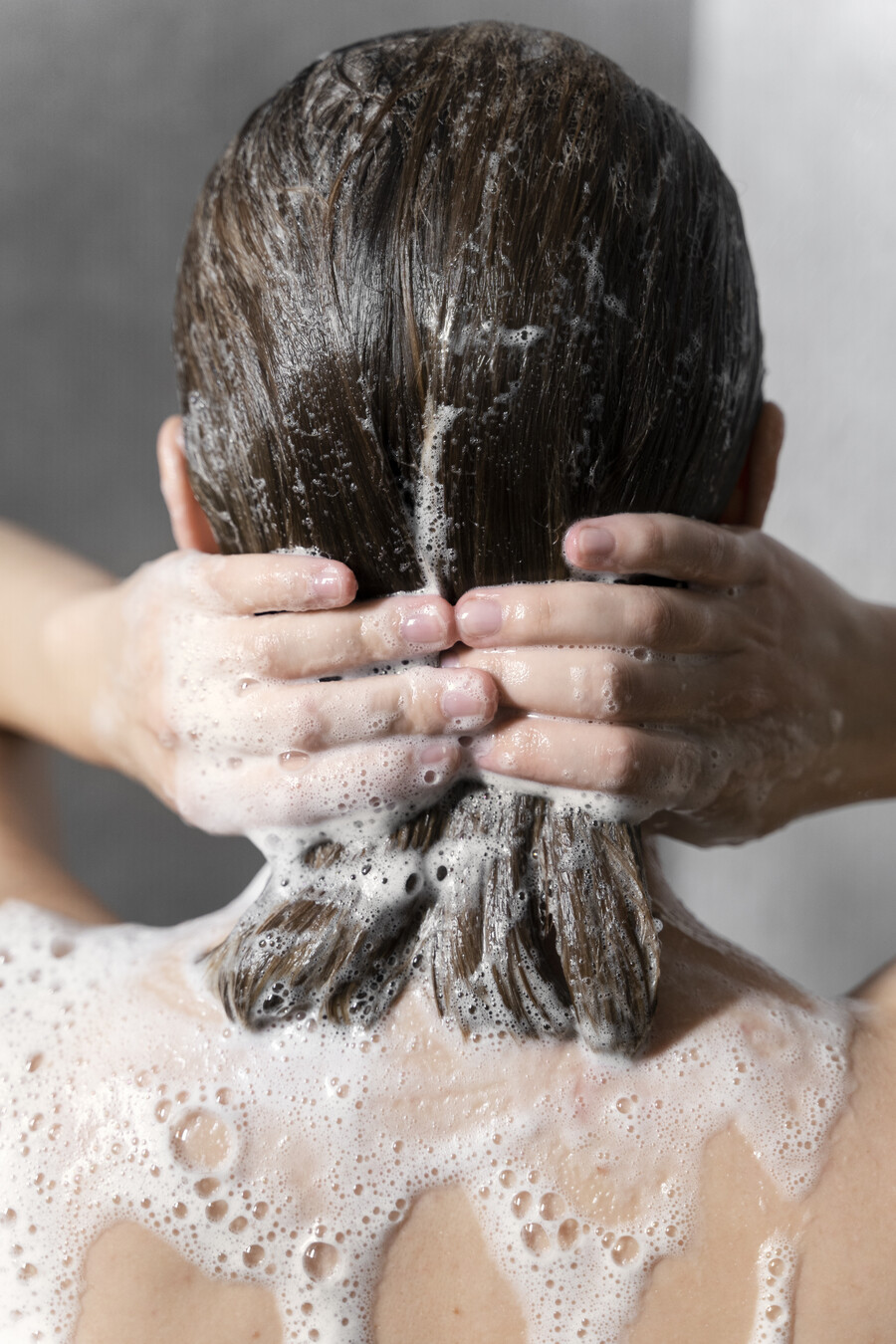 young-woman-applying-anti-dandruff-product_fe4d63b6e8b9ea7e.jpg