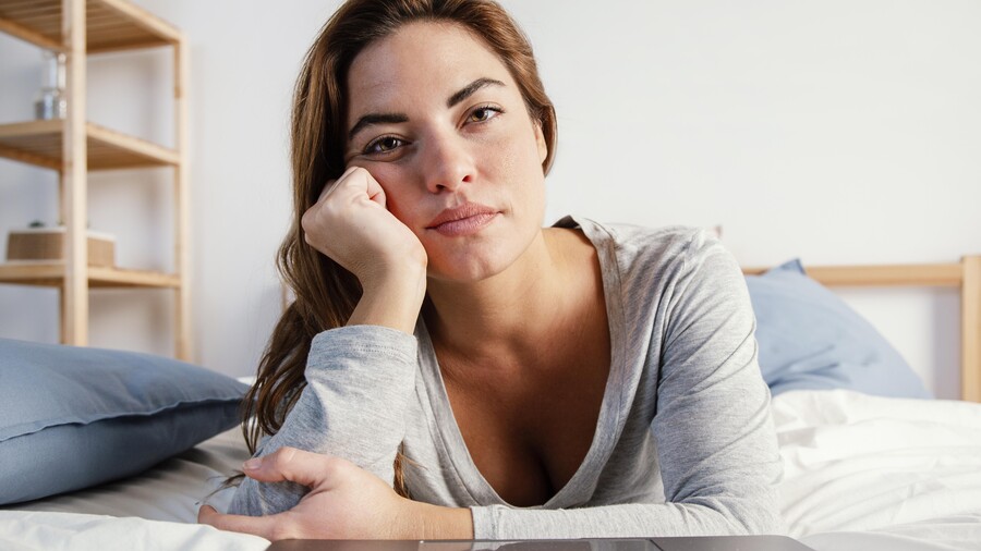 portrait-woman-bed_915115b0266b8679.jpg