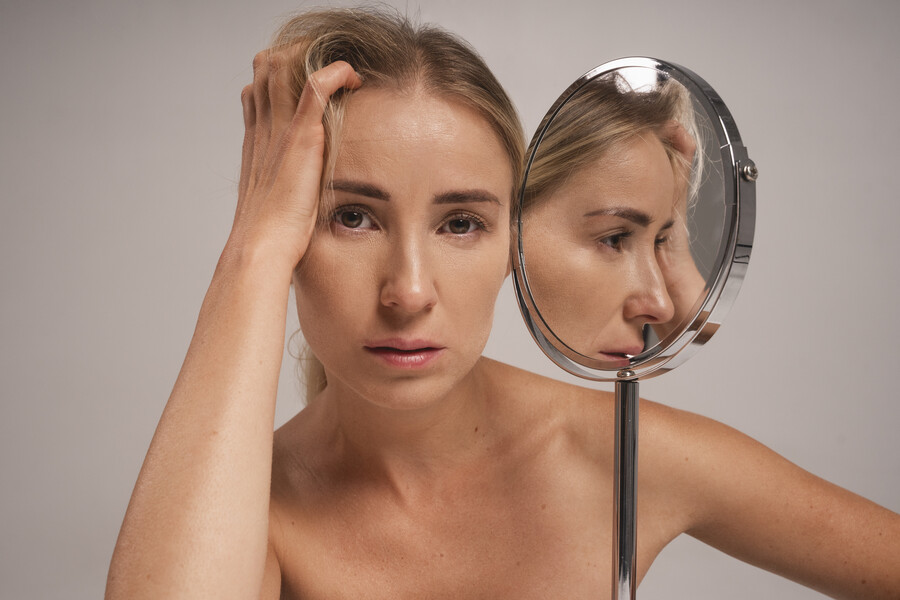 woman-suffering-from-body-dysmorphia_0d5514c4bea9da90.jpg