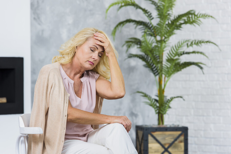 old-lady-having-headache_d94d57c49ac6d3fc.jpg