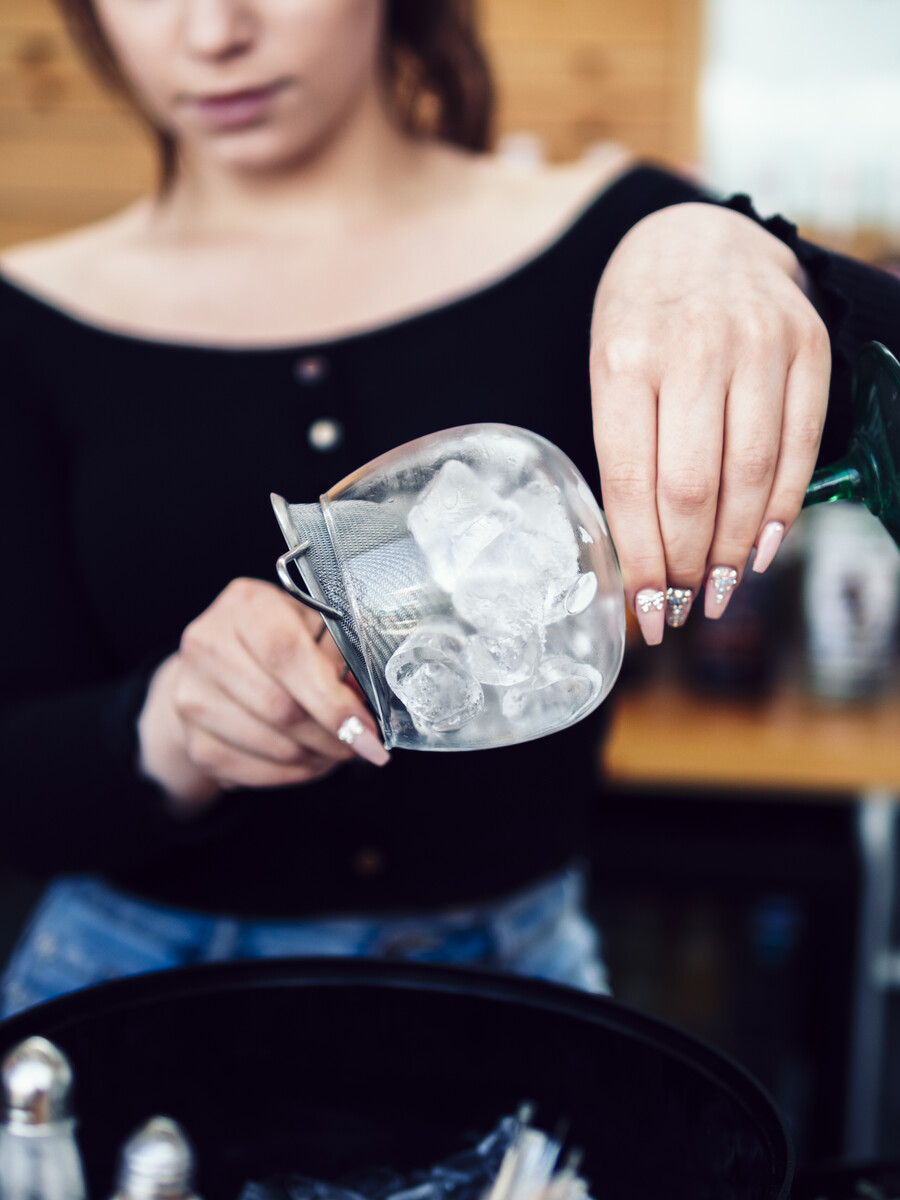 female-bartender-preparing-drink-with-ice_19015851b98a70f5.jpg