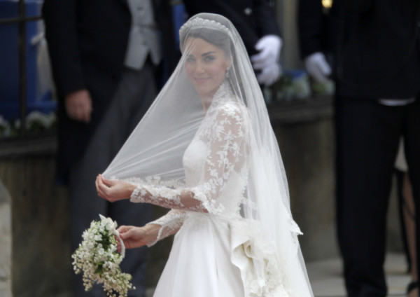 Kate Middleton: Έπλεναν τα χέρια τους κάθε 30 λεπτά για να φτιάξουν το νυφικό της