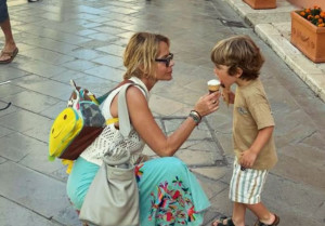 Τζένη Μπαλατσινού: Το φιλί στον σύζυγό της, το μυστικό της ζωής και οι φωτογραφίες των παιδιών της, στην εκπνοή του 2025