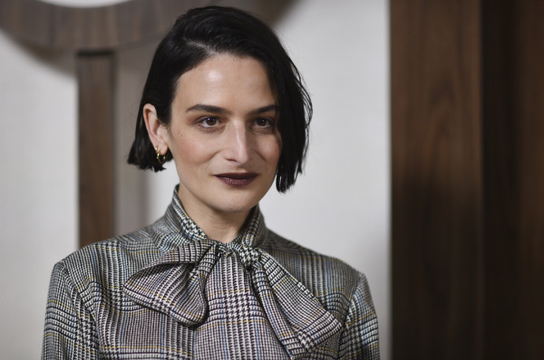 Όλα τα It Girls φοράνε αυτό το κλασικό χρώμα κραγιόν στο κόκκινο χαλί των Emmy