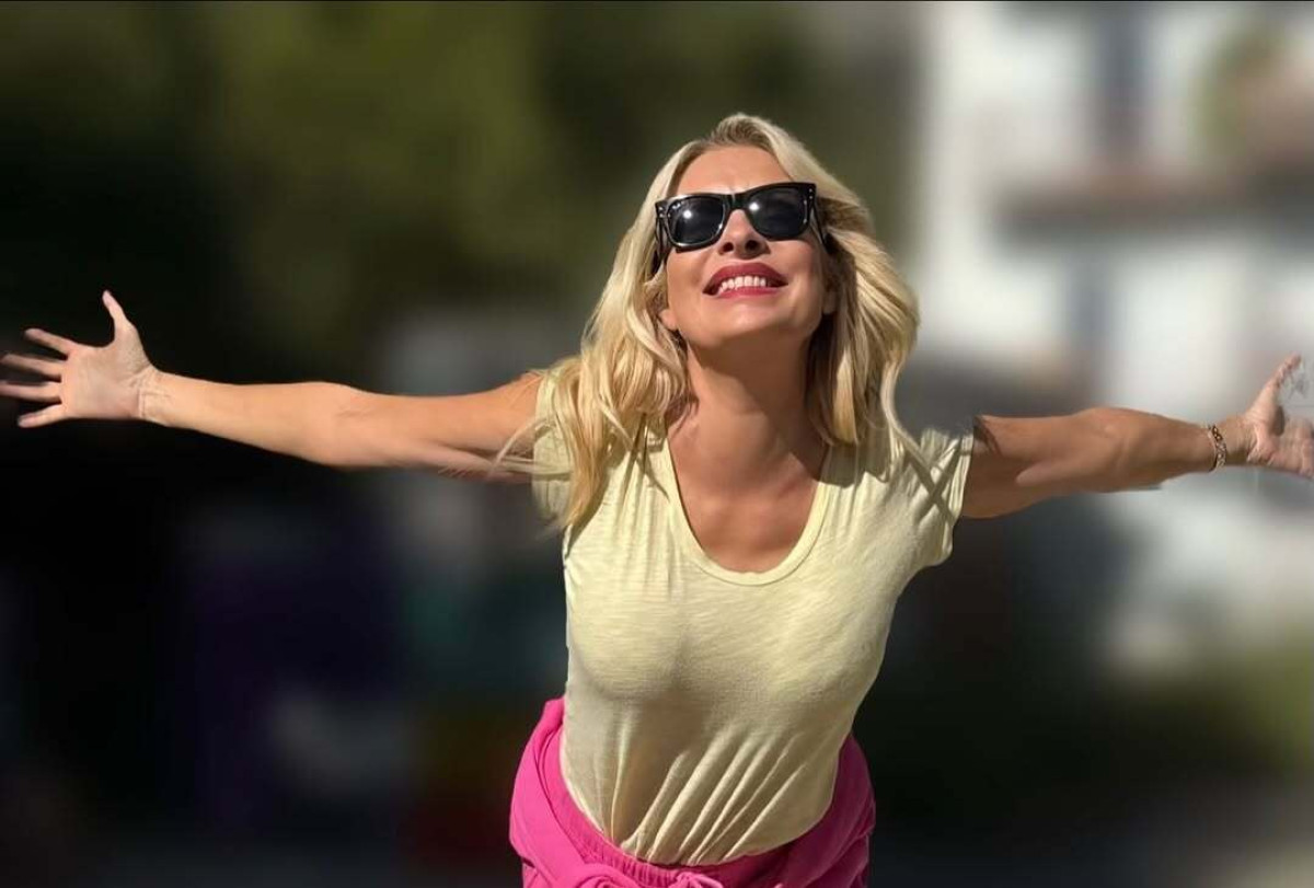 Ελένη Μενεγάκη: Απολαμβάνει το καφεδάκι της με πετσέτα στο κεφάλι και τη βλεφαρίδα κάγκελο