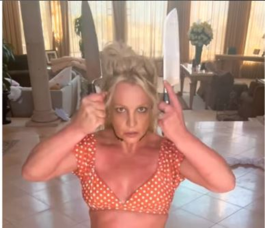 Britney Spears: Τρόμαξε τους followers της με βίντεο όπου χορεύει παίζοντας με χασαπομάχαιρα