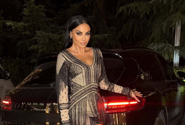 Δήμητρα Αλεξανδράκη: Βγάζει τον σκύλο βόλτα λες και πηγαίνει… στο Met Gala! Εσύ; Με φόρμα και παντόφλα;