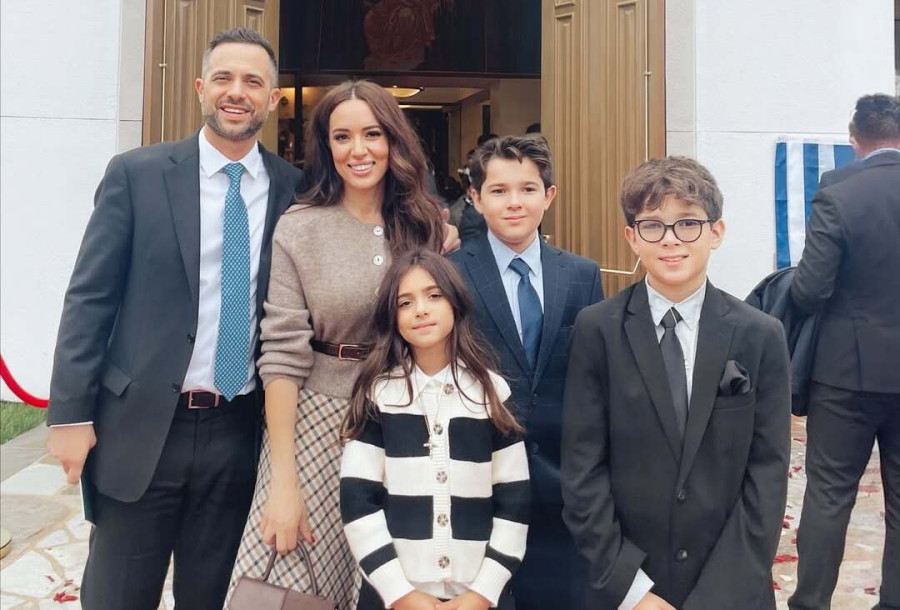 Καλομοίρα: Λιώσαμε από τα γέλια με το «δολοφονικό» βλέμμα της κόρης της όταν τα αδέρφια της την πήραν αγκαλιά στα γενέθλιά της