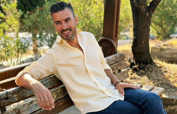 Γιάννης Τσιμιτσέλης: Πάγωσε το είναι του στη Ζυρίχη για το Όπου υπάρχει Ελλάδα. Δείτε τι έφαγε για να ζεσταθεί! (Αποκλειστικό βίντεο και φωτό)