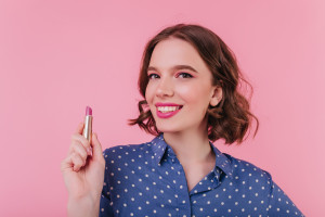 Lipstick only: Tο trend που αντικαθιστά όλο το makeup routine