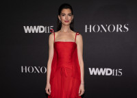 Η Anne Hathaway εκπλήσσει με ένα πολύ rock’n’roll δίχρωμο χρώμα μαλλιών