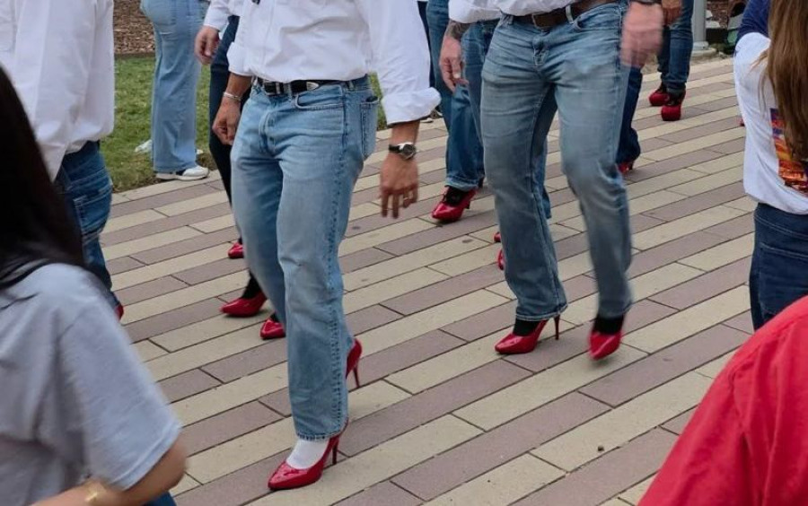 Άνδρες οικοδόμοι ανέβηκαν σε ψηλοτάκουνα και περπάτησαν για τις γυναίκες